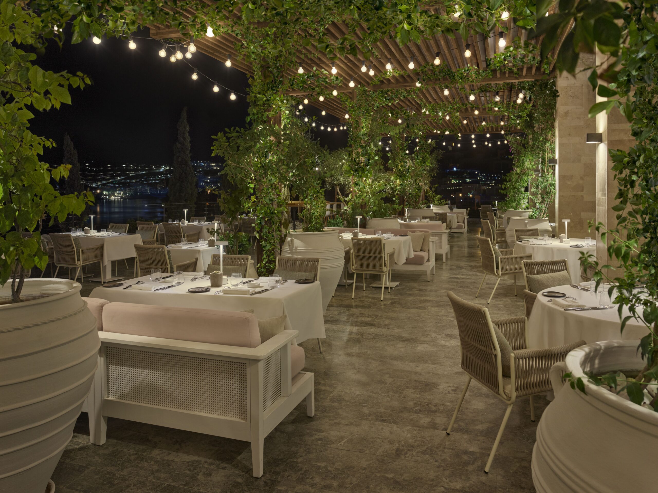 Bodrum’daki Michelin Yıldızlı KITCHEN by Osman Sezener, 2025 sezonuna başlarken Ege mutfağını modern tekniklerle birleştiriyor. Şef Osman Sezener’in önderliğinde, yerel malzemelerle hazırlanan zarif tabaklar ve sürdürülebilir mutfak anlayışıyla unutulmaz bir gastronomik deneyim sunuyor. Bodrum’un en prestijli restoranlarından biri olan KITCHEN, Ege’nin taze lezzetlerini Michelin Yıldızı ile taçlandırıyor.