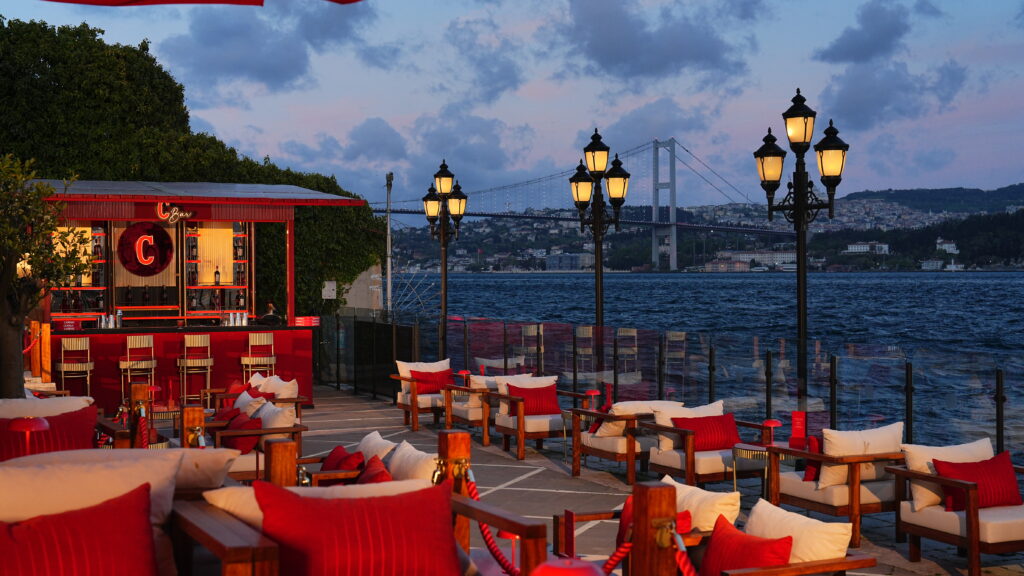 Çırağan Palace Kempinski İstanbul C Bar’da gün batımı eşliğinde yaz akşamı